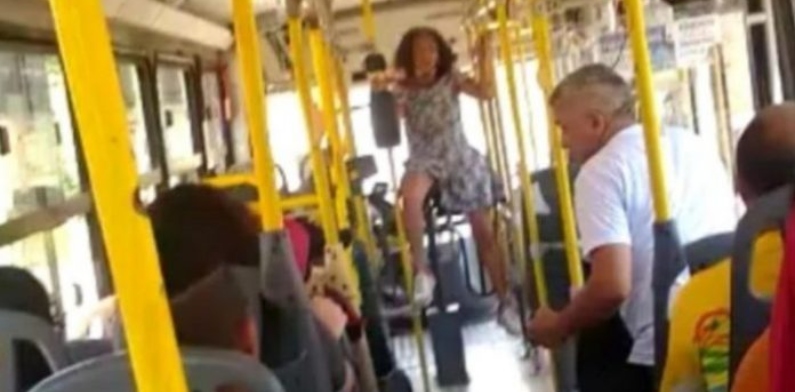 Sedenta, mulher sobe em catraca de ônibus da linha 507 e oferece ‘perseguida’ aos passageiros; veja vídeo