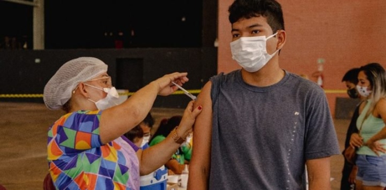 Manaus terá 12 unidades para atualização do esquema vacinal contra a Covid-19, neste sábado (13)