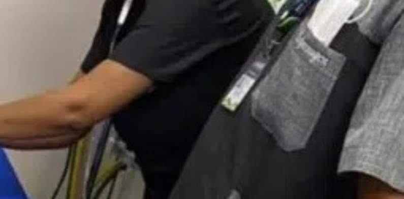 Homem é “crivado” de balas enquanto lanchava dentro de bar no Centro; veja imagem