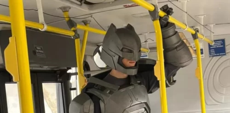 Jovem viraliza após se fantasiar de Batman para buscar namorada em cursinho