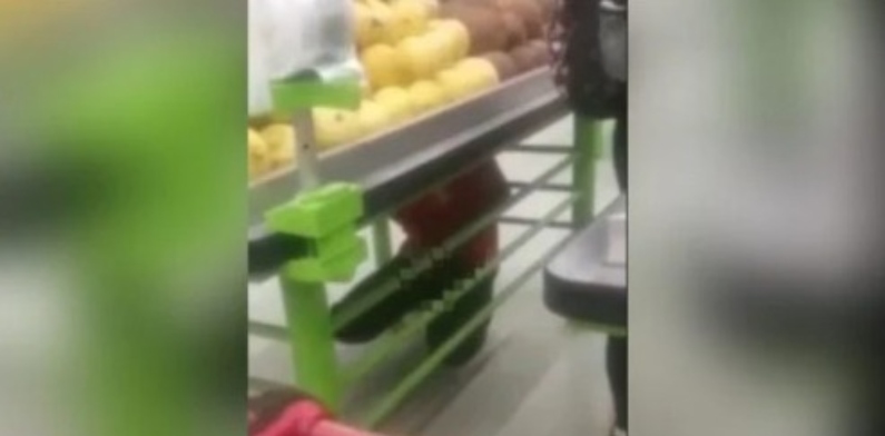 Funcionário de mercado é preso por se masturbar para criança de 2 anos