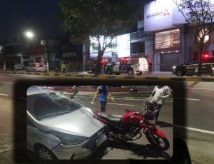 Motociclista é arremessado em avenida de Manaus após batida contra carro; veja
