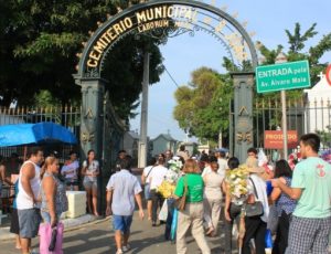 Cemitérios de Manaus recebem alto fluxo de pessoas durante Dia dos Pais