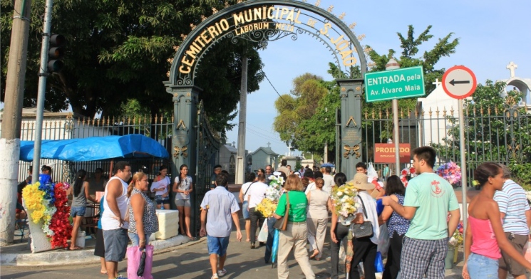 Cemitérios de Manaus recebem alto fluxo de pessoas durante Dia dos Pais