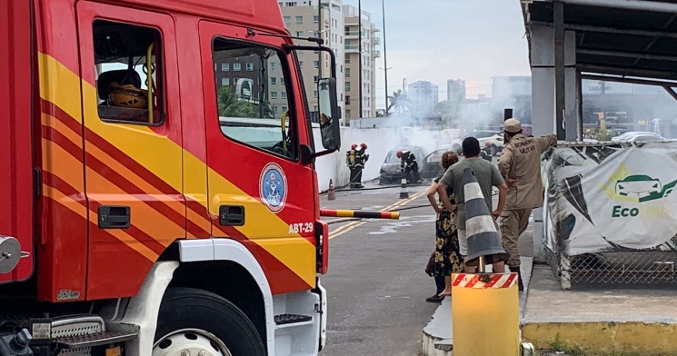 Urgente: Motorista liga motor e carro começa a pegar fogo no Pátio Gourmet