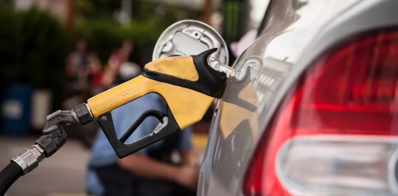 Gasolina vai ficar mais barata a partir desta terça-feira