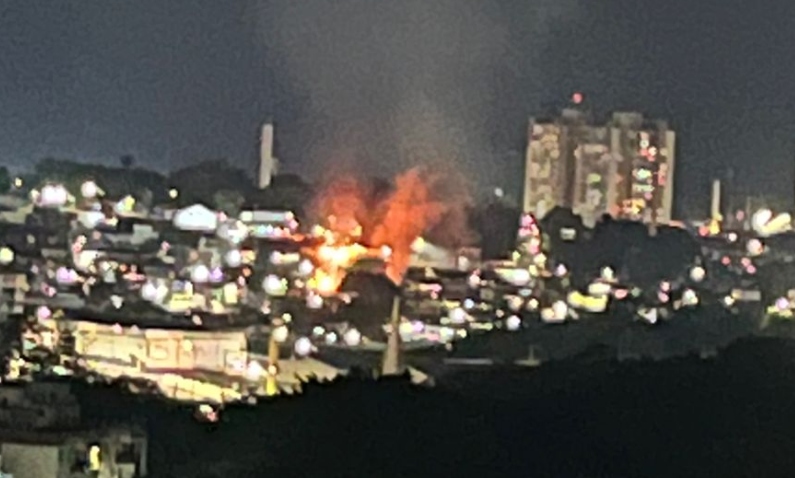 Urgente: moradores enfurecidos ateiam fogo em terreno desapropriado no Santo Agostinho; veja vídeo