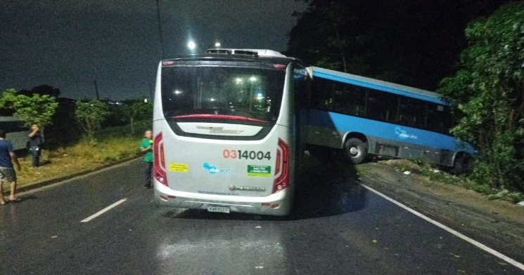Em Manaus, ônibus “minhocão” invade mata após desviar de motocicleta; veja vídeo