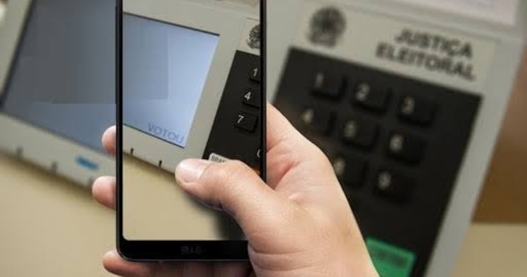 Eleitor está proibido de levar celular para cabine de votação, determina TSE