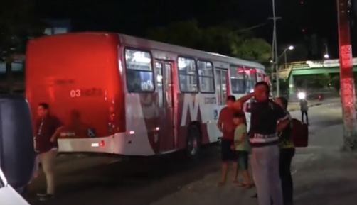 Urgente: ônibus passa por cima de mulher que agoniza na av. André Araújo; veja vídeo