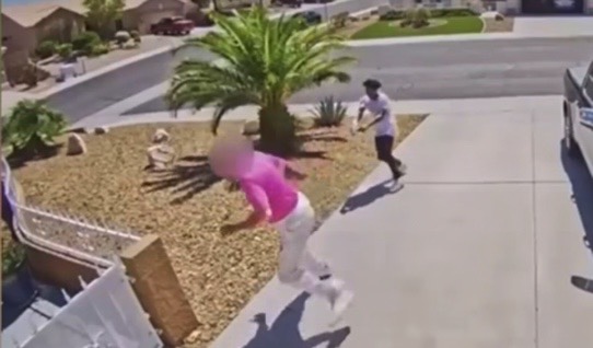 Trabalhador escapa da morte após arma de assaltante falhar várias vezes; veja vídeo