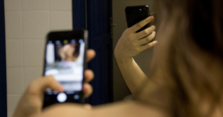 Marido descobre ‘chifre’ ao flagrar esposa mandando nudes para contato fake de pizzaria