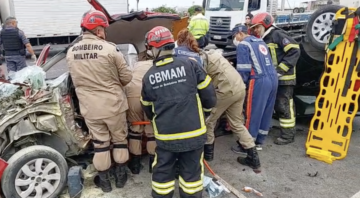Urgente: grave acidente de trânsito deixa vítimas presas às ferragens na Avenida das Flores; veja vídeo