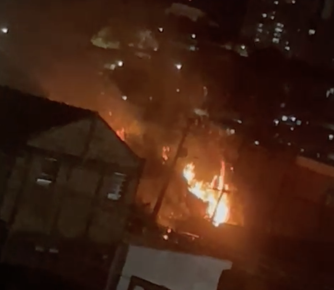 Urgente: incêndio atinge área verde e ameaça casas na Zona Oeste de Manaus; veja vídeo