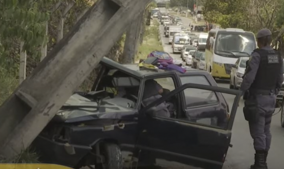 Pai e filha de 3 anos ficam gravemente feridos após acidente de carro na Torquato Tapajós