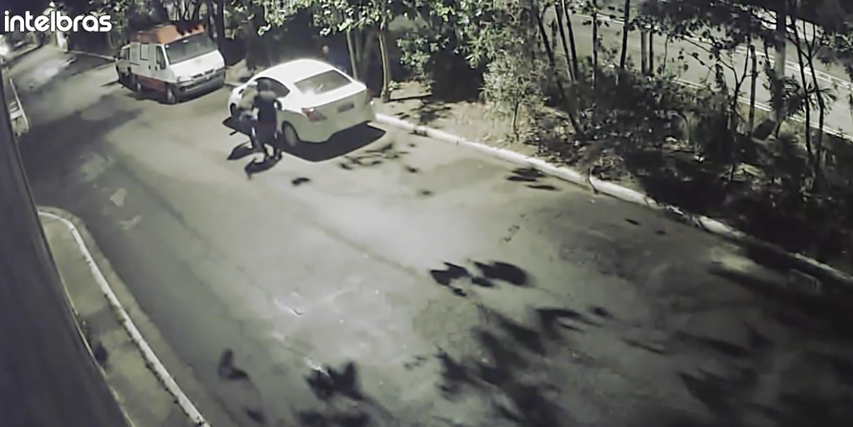 Casal é alvo de assalto durante aventura em ‘motel disfarçado’; veja vídeo