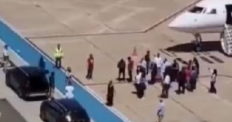 Fiasco absoluto: ninguém aparece para receber Lula no aeroporto em Teresina; veja vídeos