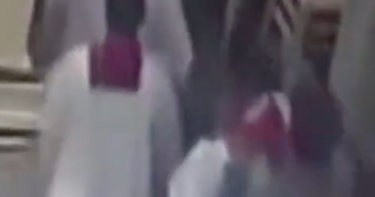 ‘Influenciado pelo maligno’: homem invade igreja e esfaqueia coroinha durante missa; veja vídeo