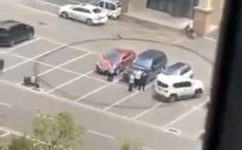 Revoltada com cobranças de pensão, mulher atropela 6 vezes a ex do marido; veja vídeo