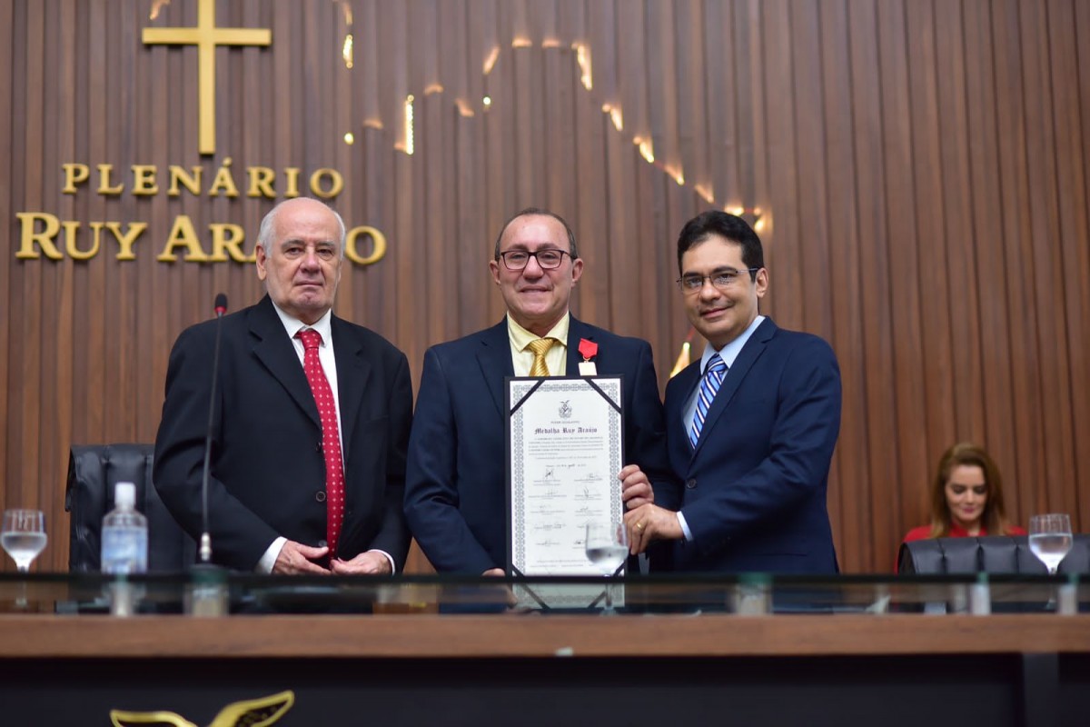 Desembargador Lafayette Júnior recebe Medalha Ruy Araújo, na Aleam