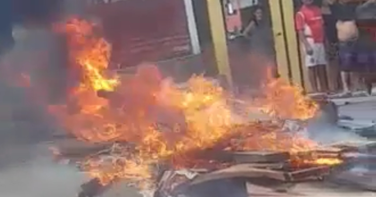 Moradores do Zumbi ateiam fogo no meio do rua por falta de energia; veja vídeos