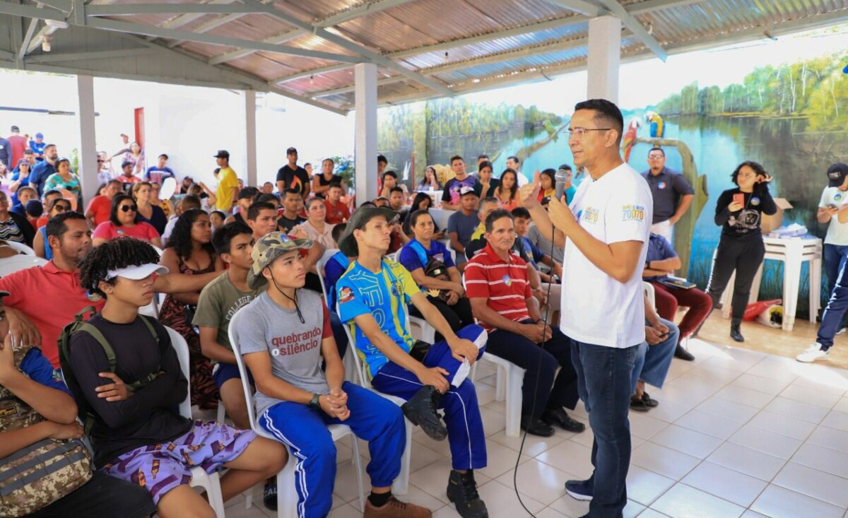 Daniel Almeida realiza reunião e caminhada com moradores de Manacapuru