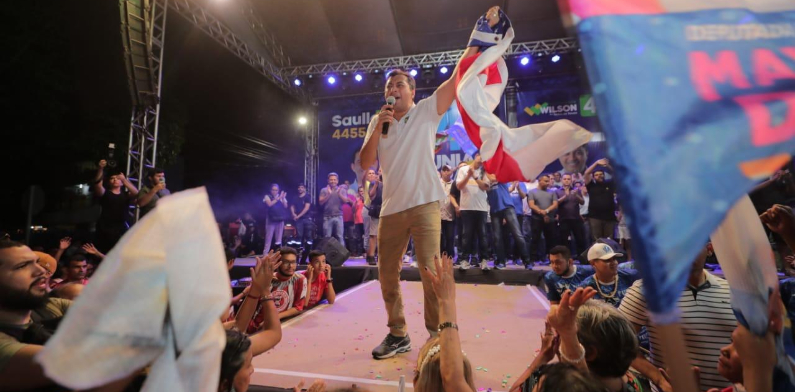 Ao reunir mais de 10 mil pessoas em Parintins, Wilson dá pontapé inicial da campanha para a reeleição no interior