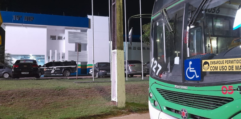 A casa caiu: passageiros da linha 127 perseguem e capturam assaltante de ônibus na Ponta Negra; veja vídeo