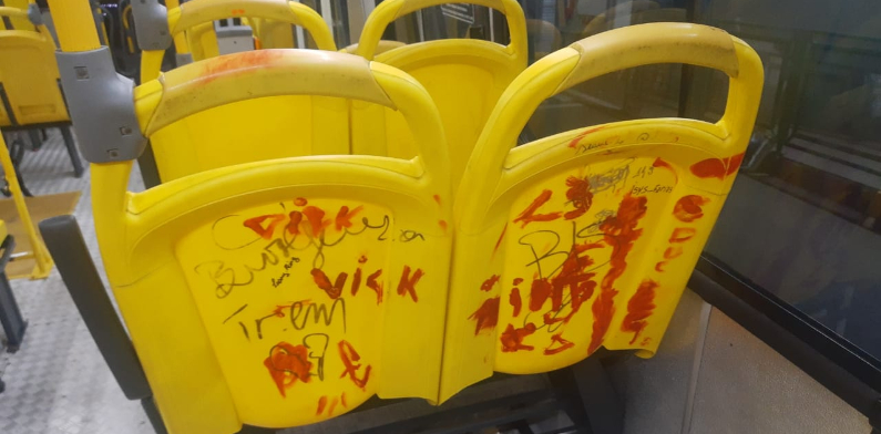 Prefeitura pede à população que denuncie atos de vandalismo em ônibus do transporte urbano de Manaus