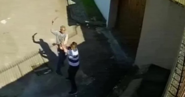 No ‘Dia dos Pais’, pai dá 20 facadas no filho e o arrasta no capô de carro após briga por herança; veja vídeo