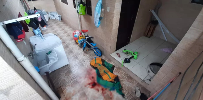 Do nada: mulher tem ‘ataque de fúria’, tranca o marido em casa e o mata a ‘marretadas’