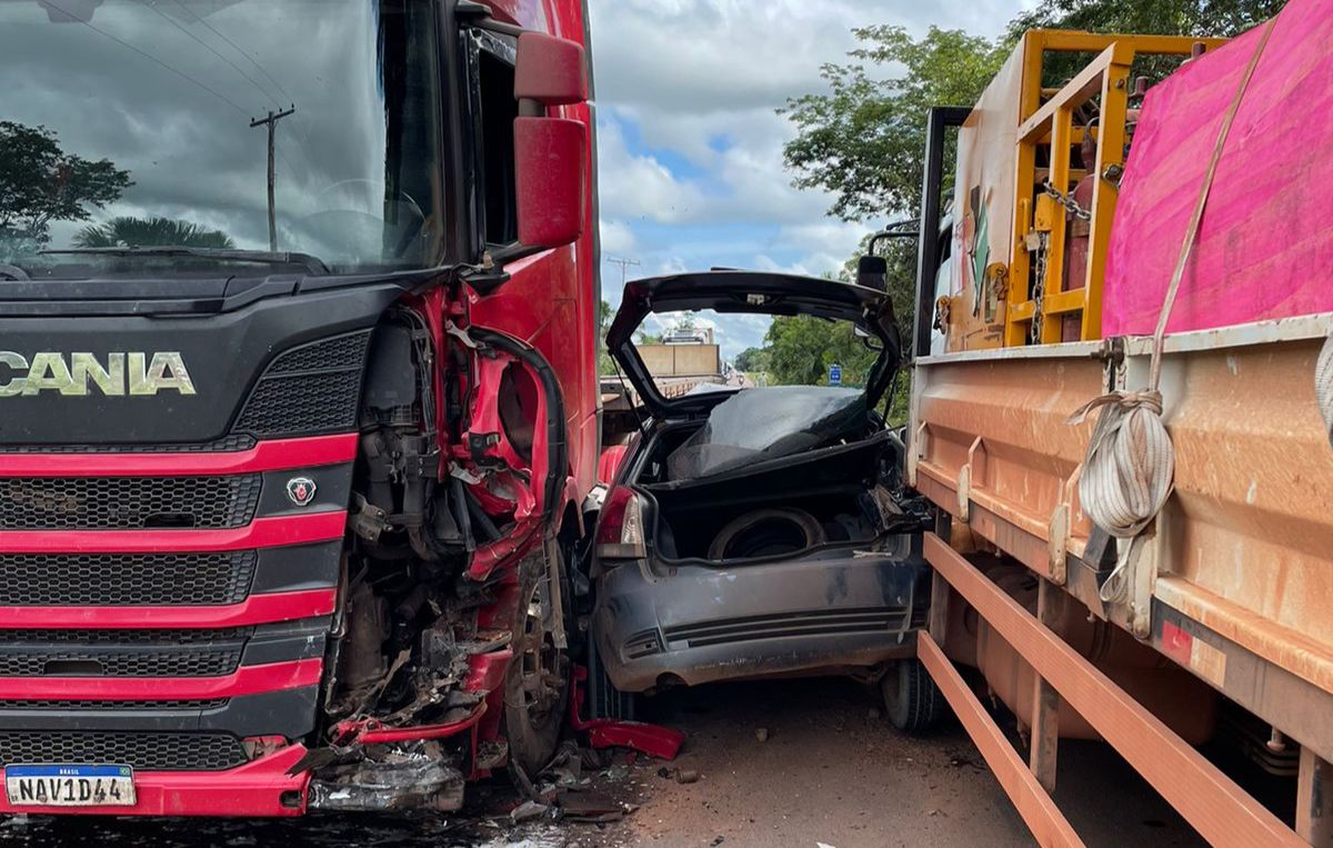 Motorista tenta ultrapassar carretas e causa grave acidente na BR-174; veja vídeo
