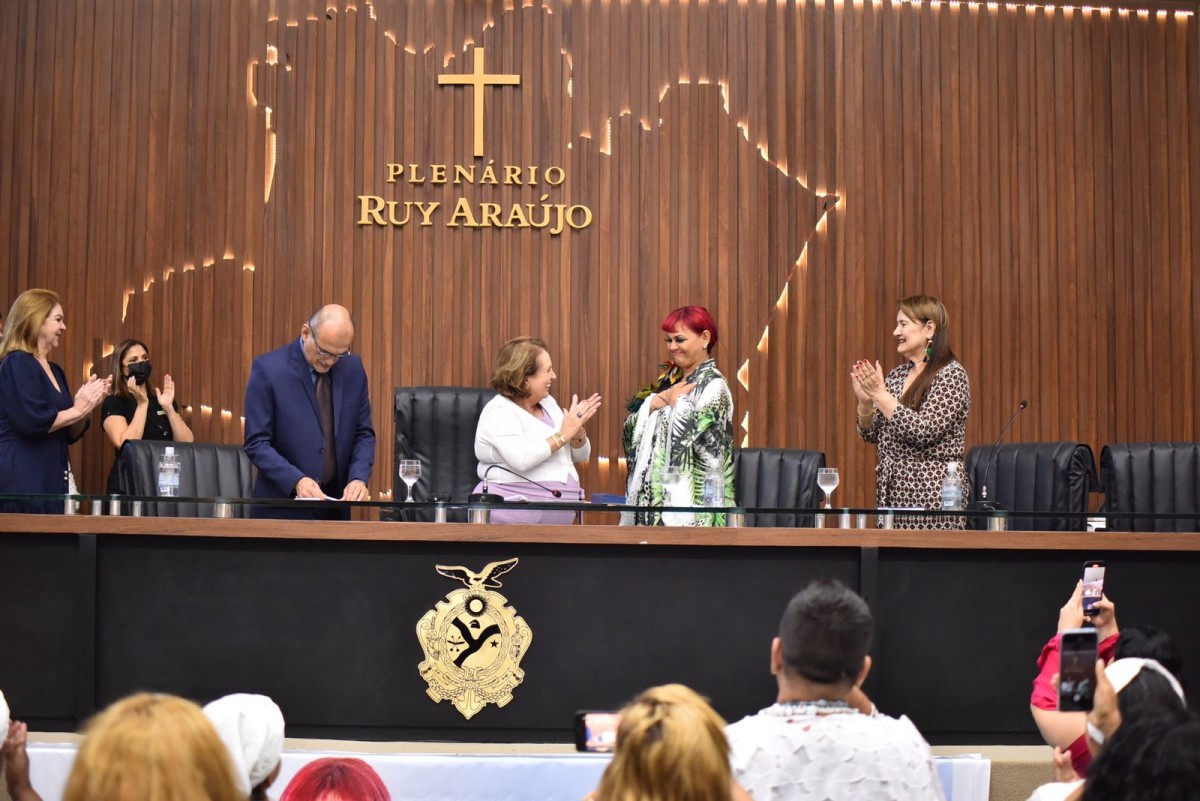 Therezinha Ruiz entrega medalha Ruy Araújo a Maíse Ribeiro