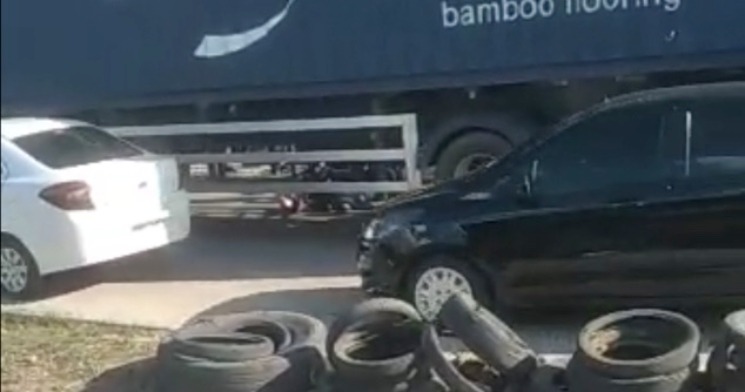 Urgente: motoqueiro tem cabeça esmagada por carreta no Distrito Industrial; veja vídeo