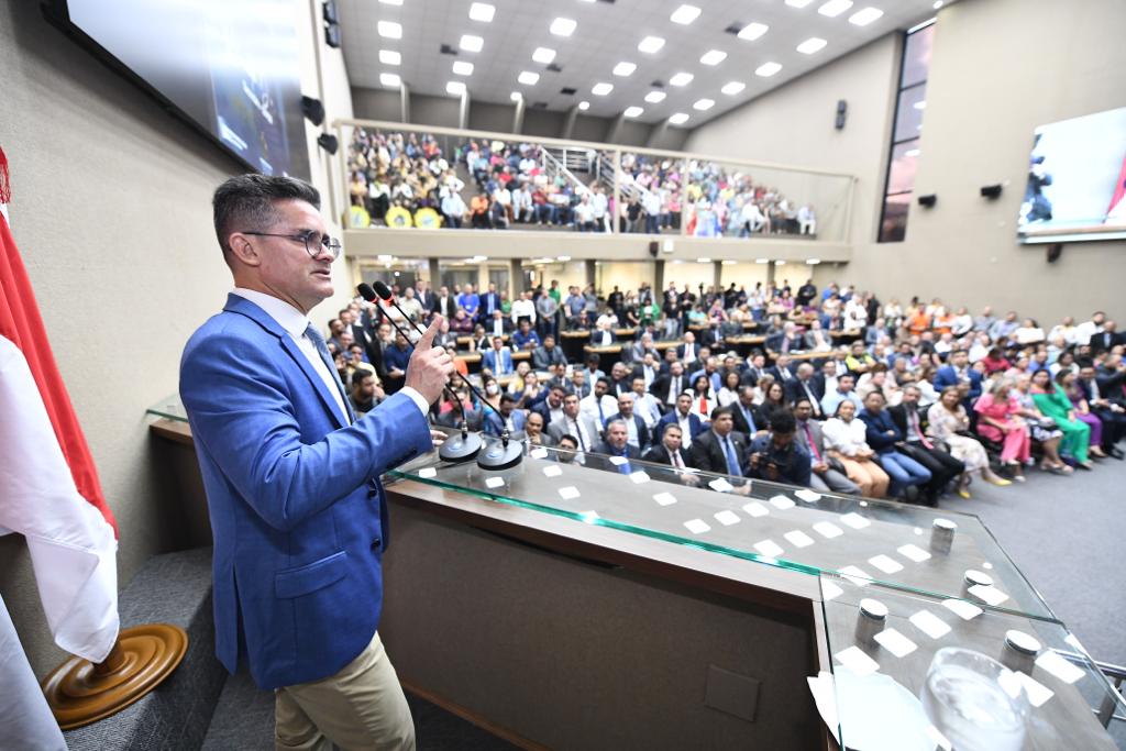 Prefeito David Almeida prestigia solenidade em homenagem ao secretário Renato Júnior, na Aleam