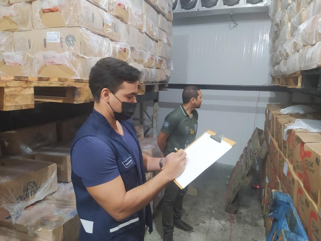 Mais de 55 toneladas de mercadorias com validade vencida são apreendidas na Zona Leste de Manaus