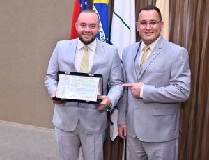 Fausto Santos Jr. recebe honraria máxima da CMM, 'Diploma do Mérito da Cidade de Manaus'