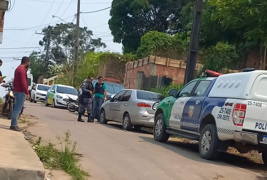 Homem é jogado de carro e executado a tiros no bairro Tarumã; veja vídeo