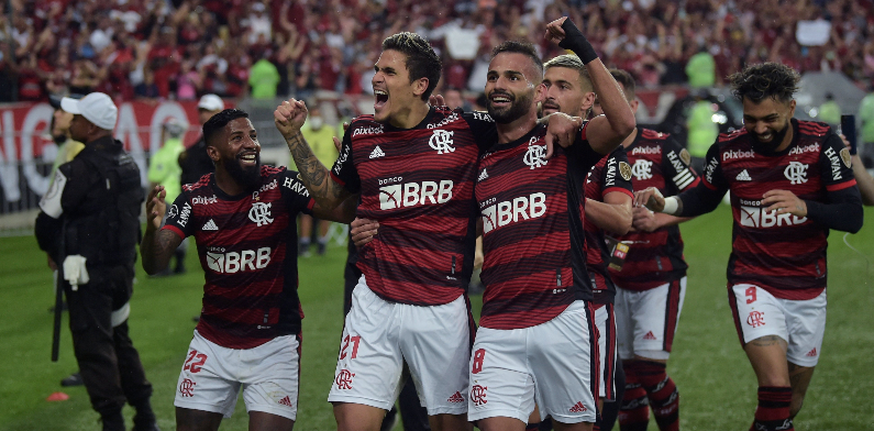 Flamengo volta a derrotar Corinthians e avança para semifinais da Libertadores