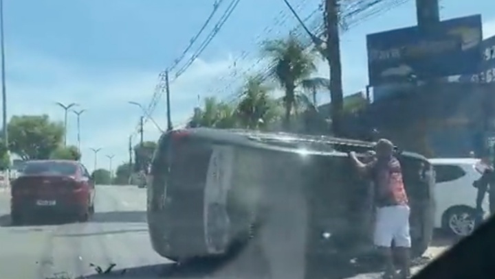Motorista apressado capota carro na Torquato Tapajós; veja vídeos
