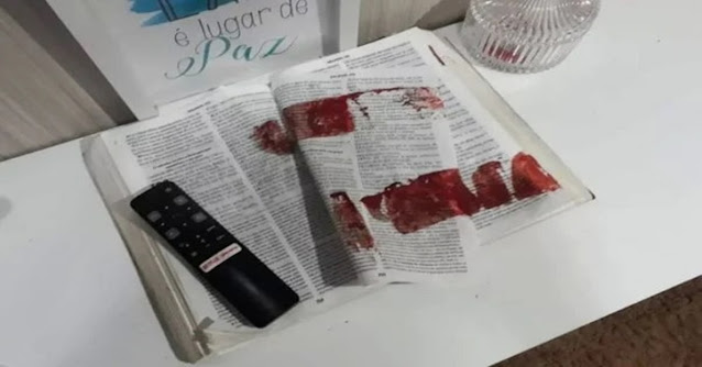 Revoltante: obreiro mata esposa e limpa faca em Bíblia