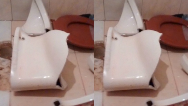 Dona de casa morre partida ao meio após subir em vaso sanitário e ele quebrar