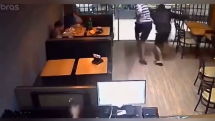 ‘X-bala’: bandido tenta assaltar lanchonete e acaba na pedra do IML; veja vídeo