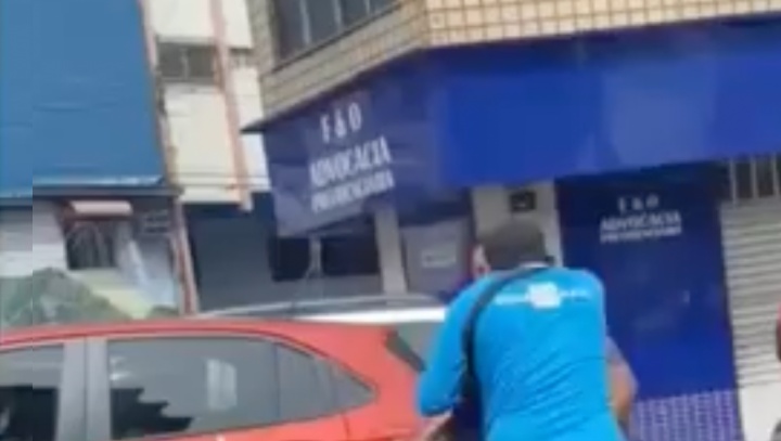 Motorista de APP surta e parte pra cima de fiscal da Zona Azul no Centro de Manaus; veja vídeo
