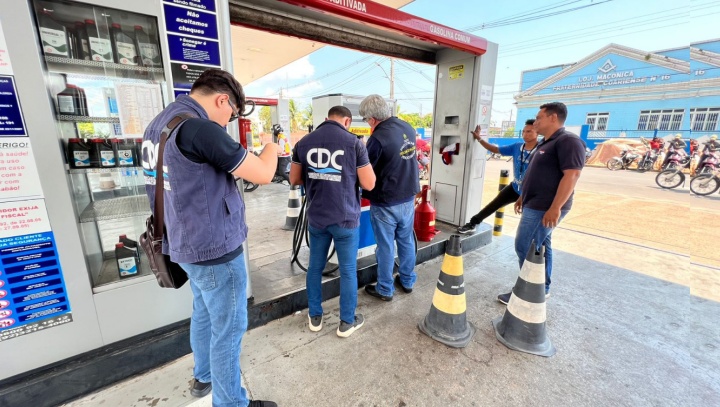 CDC/ALEAM e Procon-AM fiscalizam postos de combustíveis e agências bancárias em Coari e Tefé