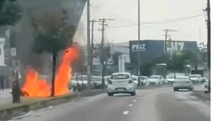 Cenas fortes: motocicleta explode na André Araújo e idoso fica com o corpo em chamas