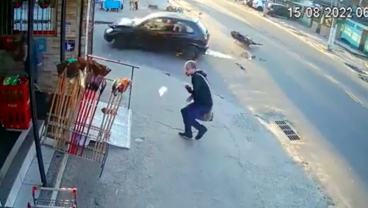 Motoqueiro apressado ‘voa’ durante grave acidente de trânsito no cruzamento da morte; veja vídeo