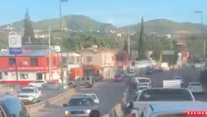 Sextou: novinha cansada liga ‘pisca-alerta’ para arranjar carona na estrada; cenas fortes