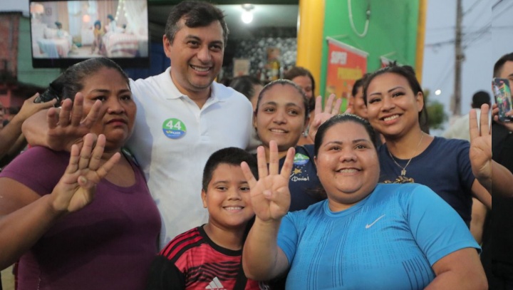 Em caminhada na Compensa, Wilson afirma que área social é prioridade para segundo mandato