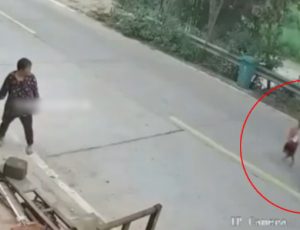 'Tragédia': mãe deixa filho pequeno atravessar avenida sozinho e o pior acontece; veja vídeo
